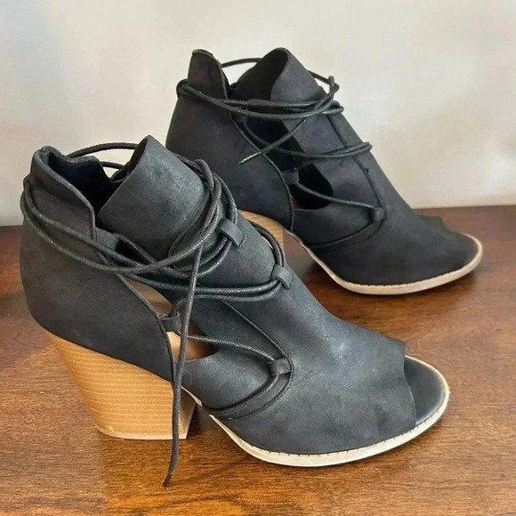 QUPID Peep-Toe Chunky Heeled Sandals Faux Suede 3.7 Inch Heel. Size 8.5 US EUC. - Picture 3 of 9